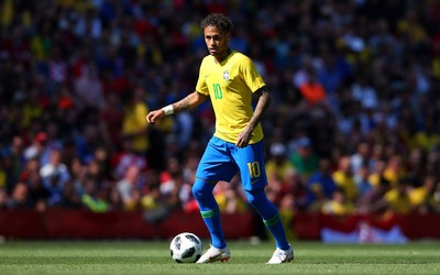 冠竞体育动态-克瓦拉茨赫利亚进球后展示定制T恤